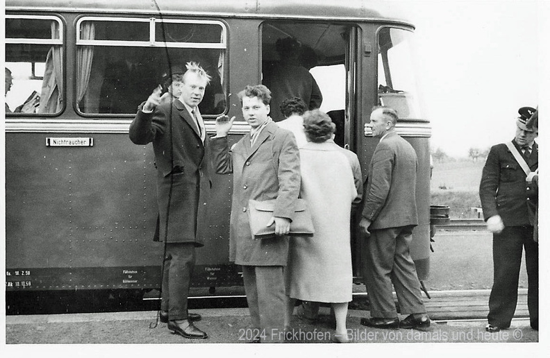 Lassi und Seppo am Bahnhof