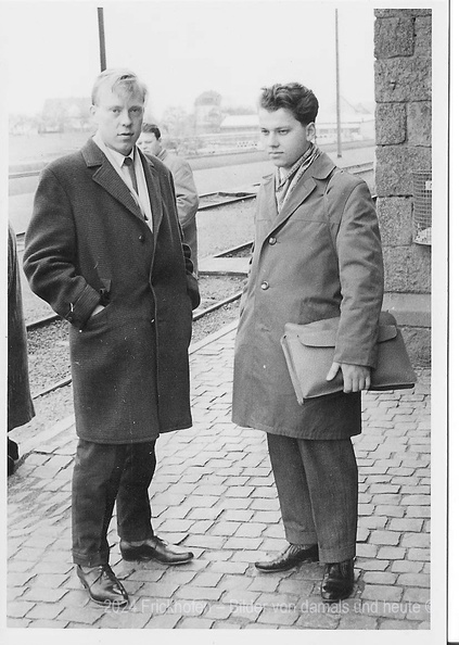 Lassi und Seppo am Bahnhof