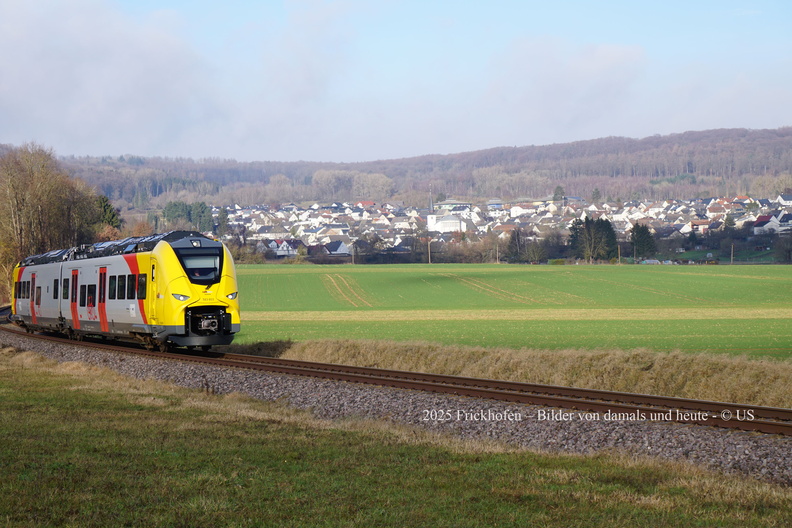 Batteriehybridtriebwagen HLB 563 803 Richtung Limburg